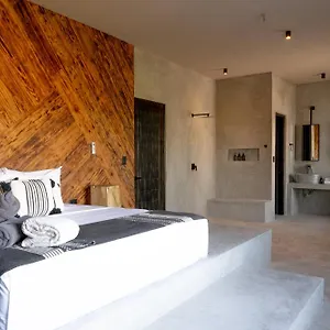 https://macondo-holbox.quintano-roohotels.com